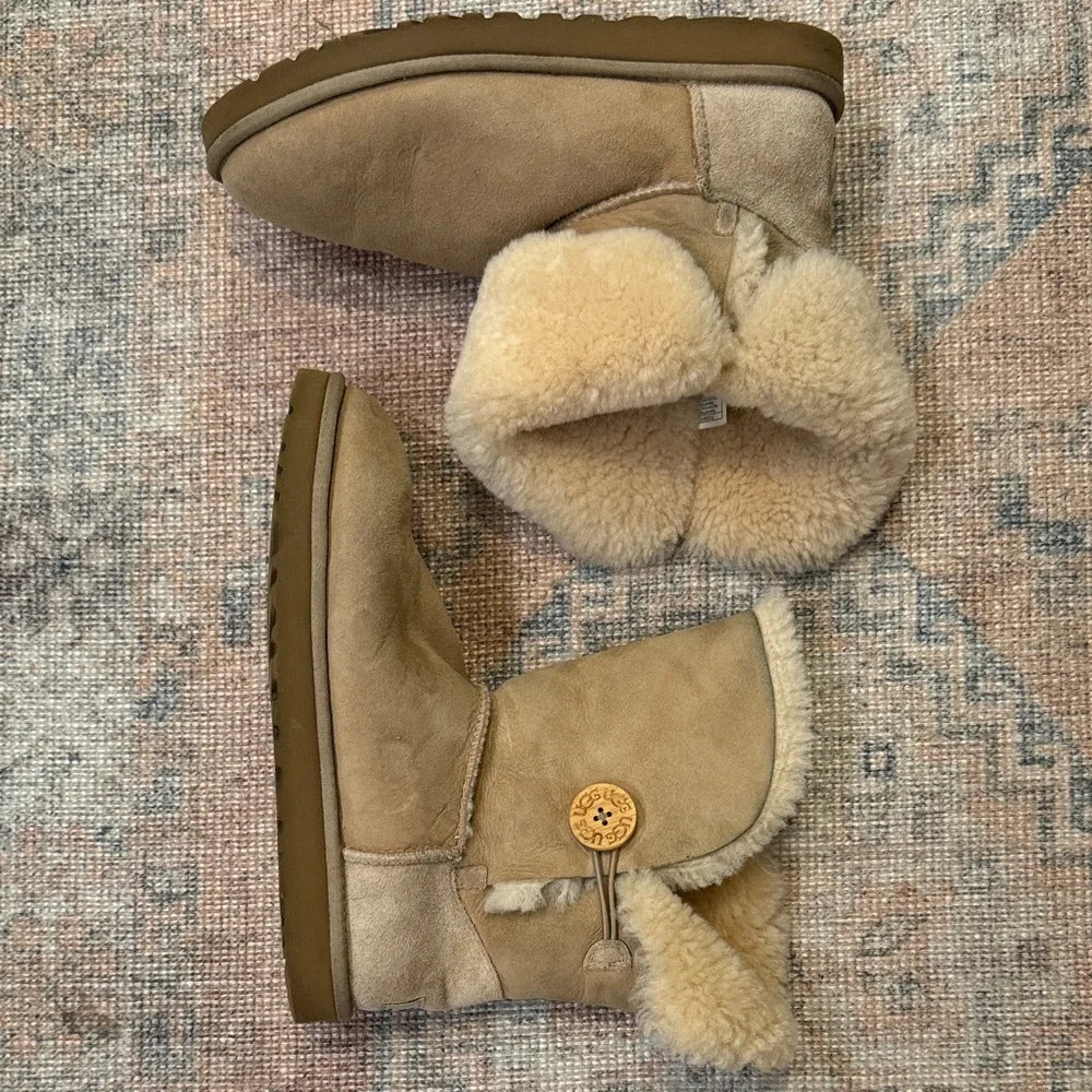 UGG Australia Womens Sheepskin Boots Sand Size  10